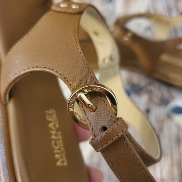 Michael Kors Plate Sandal - Picture 5 of 9